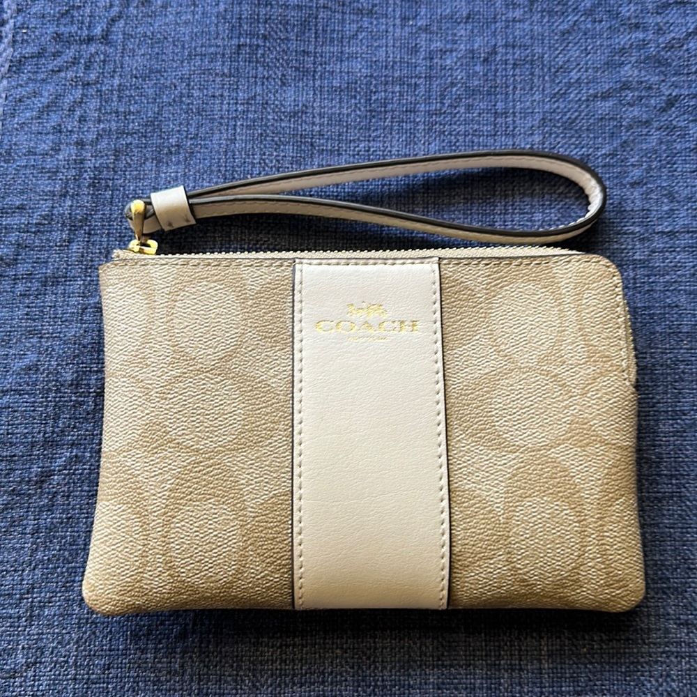 Coach - Corner Zip Wristlet In Signature Canvas